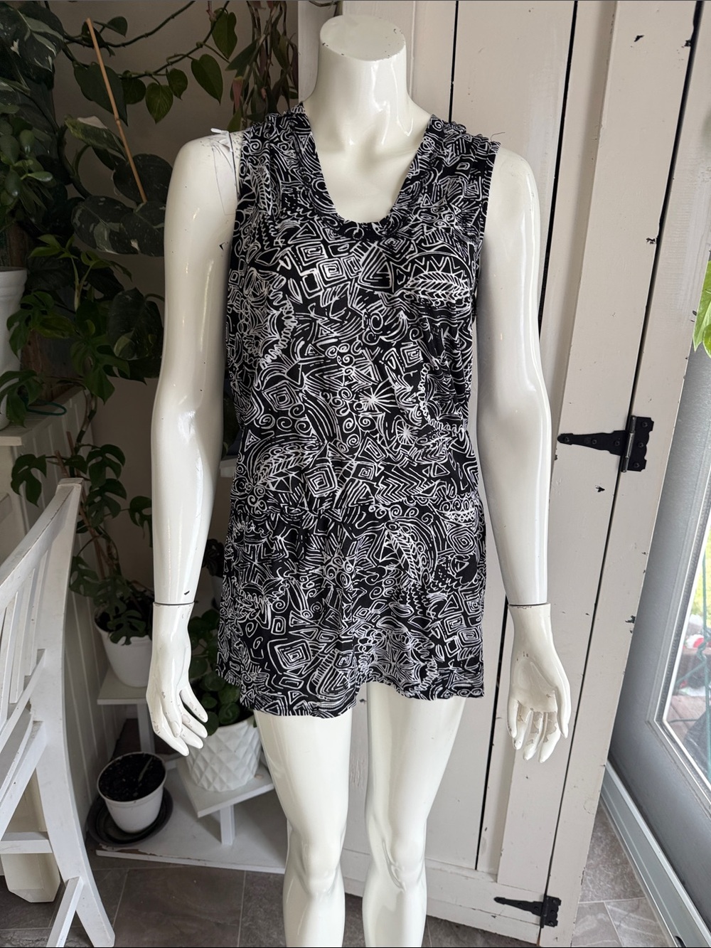 Dream beach Black & White Patterned Sleeveless swim suit cover with hood Lg